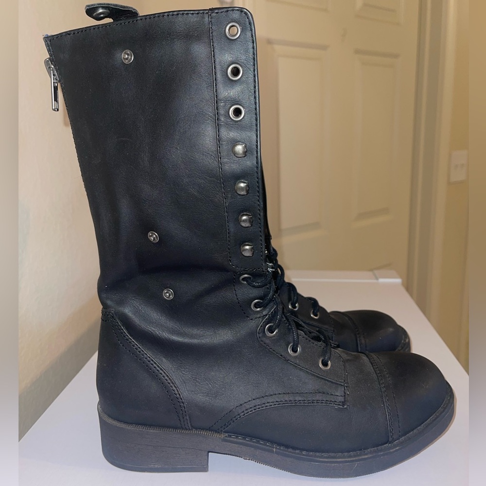 Black combat boots, blue zipper, fur inside